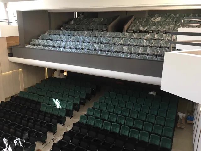 Auditorio con butacas en anfiteatro