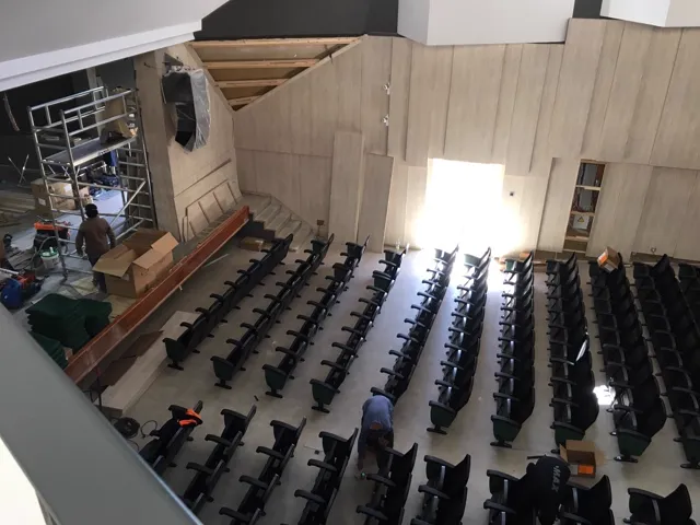 Montaje de butacas en auditorio