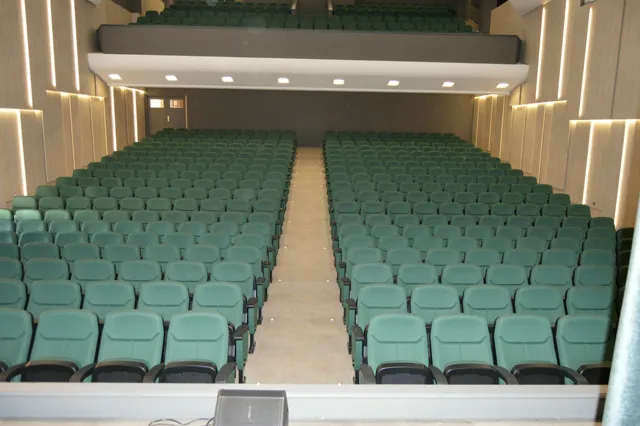 Auditorio terminado con butacas y sonido profesional