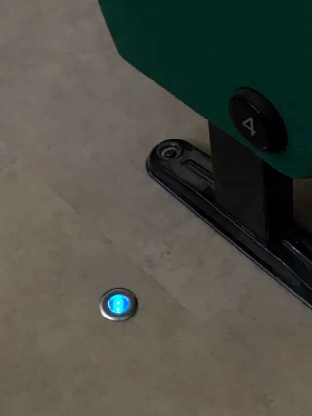 Detalle de iluminación LED empotrada junto a butaca