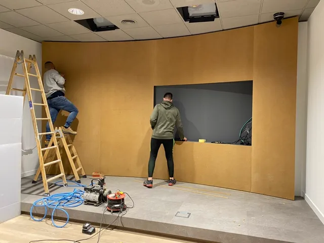 Instalación de pantalla en obra