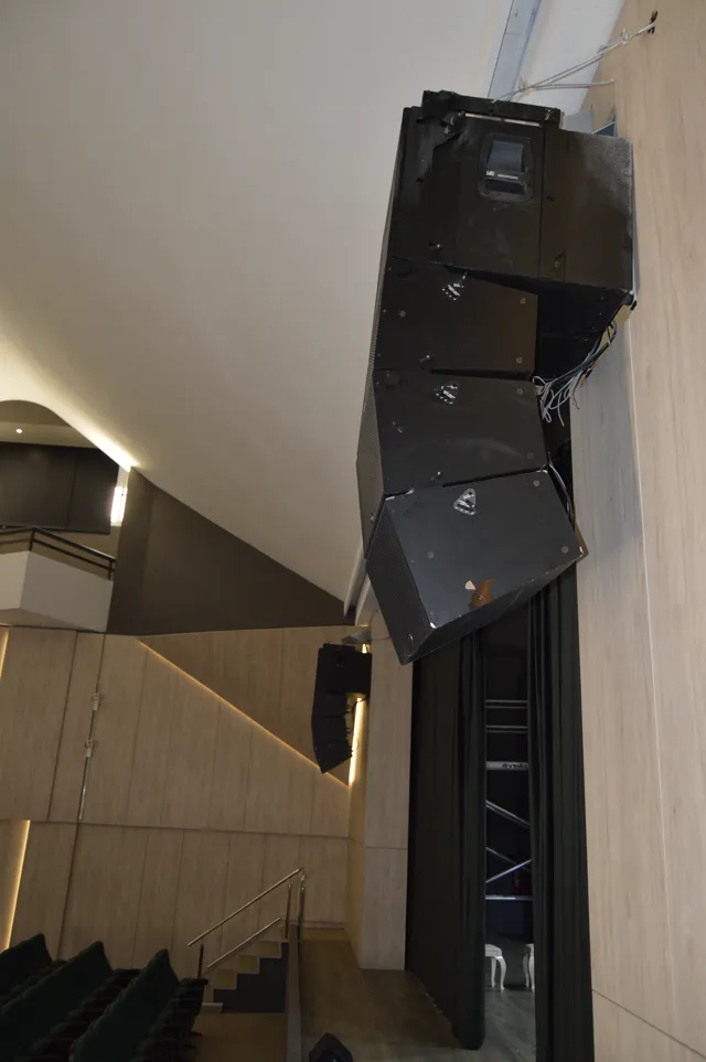 Line array de sonido en auditorio