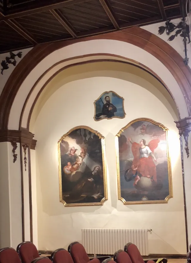 Pinturas con iluminación especializada en espacio cultural