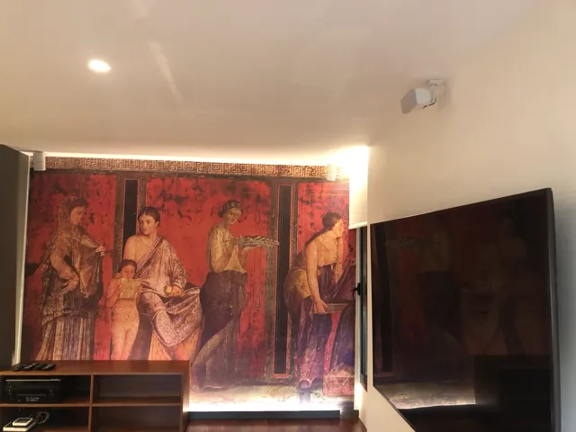 Sala privada con proyector e iluminación ambiental